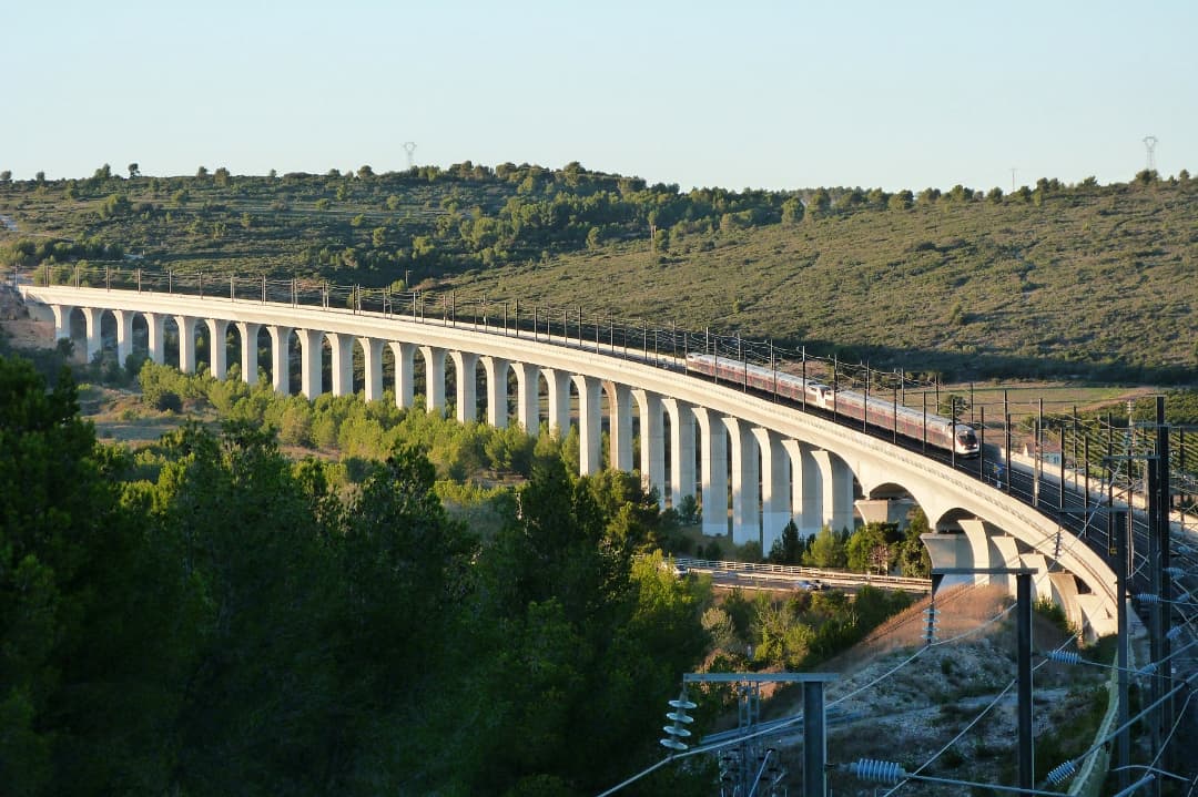 fantransport's tweet photo. Coucher de soleil sur l'impressionnant #viaducdeventabren (1 733m de longueur). Joli point de vue sur la #lgvméditerranée, les #tgvouigo et #tgvinoui (07/10/21). https://t.co/1zNHO3tfbE