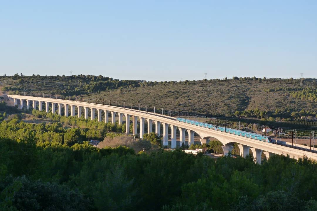 fantransport's tweet photo. Coucher de soleil sur l'impressionnant #viaducdeventabren (1 733m de longueur). Joli point de vue sur la #lgvméditerranée, les #tgvouigo et #tgvinoui (07/10/21). https://t.co/1zNHO3tfbE
