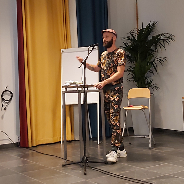 Het Het Taalcongres is live! Opening met schrijver en dichter <a href="/reneoskam/">rene</a> | #hettaalcongres