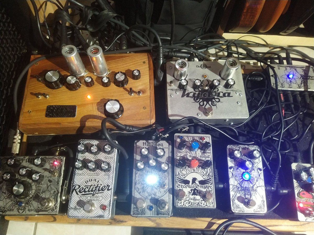 Octopus_Effect's tweet photo. Pedalboard équipé uniquement de pédales et préampli développé par @Octopus_Effect
Le Poulpe 🐙
#pedalboard #guitargear #guitar #pedal #pedaleffect https://t.co/J25DueyWt1
