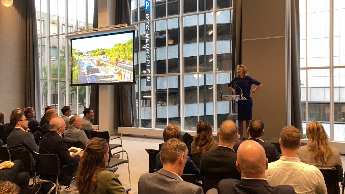 Er rijden in Nederland 137000 vrachtwagens rond. Over 3 jaar moeten 5000 hiervan @zeroemissie rondrijden om de klimaat deadline van 2025 te behalen. Vandaag zijn dat er 150. Dat is een enorme opgave aldus <a href="/Elisabeth_Post/">Elisabeth Post</a> <a href="/TLNnieuws/">Transport en Logistiek Nederland</a>