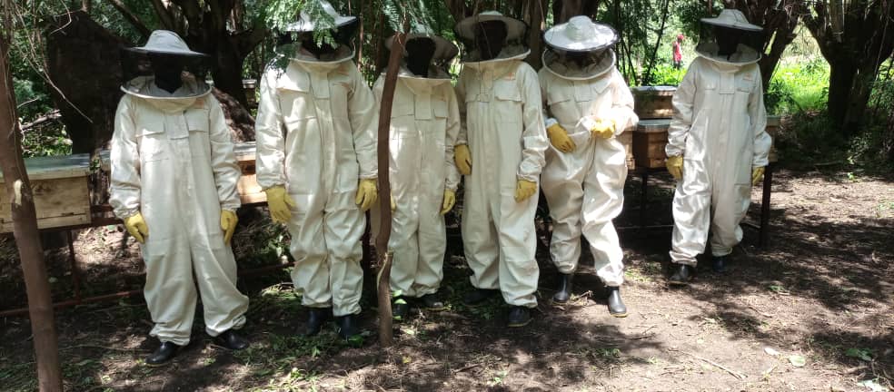 min_waterUg's tweet photo. #MWEworks: Subsquent to the training in alternative livelihoods (Pig farming & Apiculture), #LEAFII Project supplied kits to fisher groups in Dei landing site, Pakwach District. @StateHouseUg @HonSekindi @okidi64 @OPMUganda @NelsapCu @AfDB_Group @Ogwete_S @GovUganda @MosesWatasa https://t.co/ReqBfyiOS8