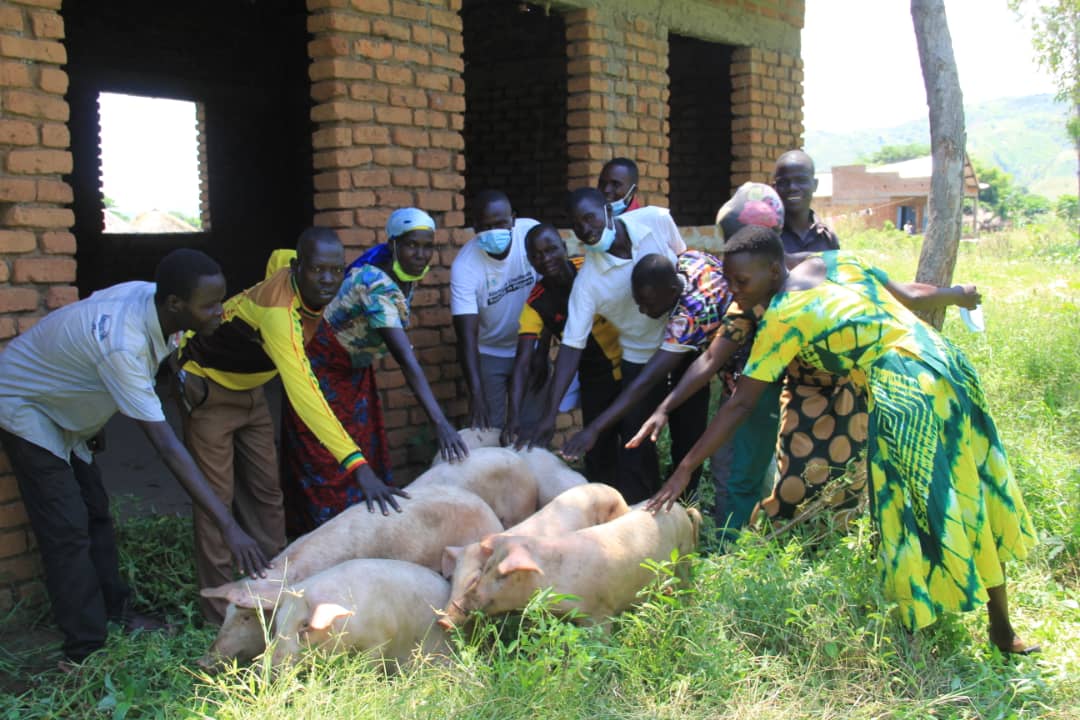min_waterUg's tweet photo. #MWEworks: Subsquent to the training in alternative livelihoods (Pig farming & Apiculture), #LEAFII Project supplied kits to fisher groups in Dei landing site, Pakwach District. @StateHouseUg @HonSekindi @okidi64 @OPMUganda @NelsapCu @AfDB_Group @Ogwete_S @GovUganda @MosesWatasa https://t.co/ReqBfyiOS8