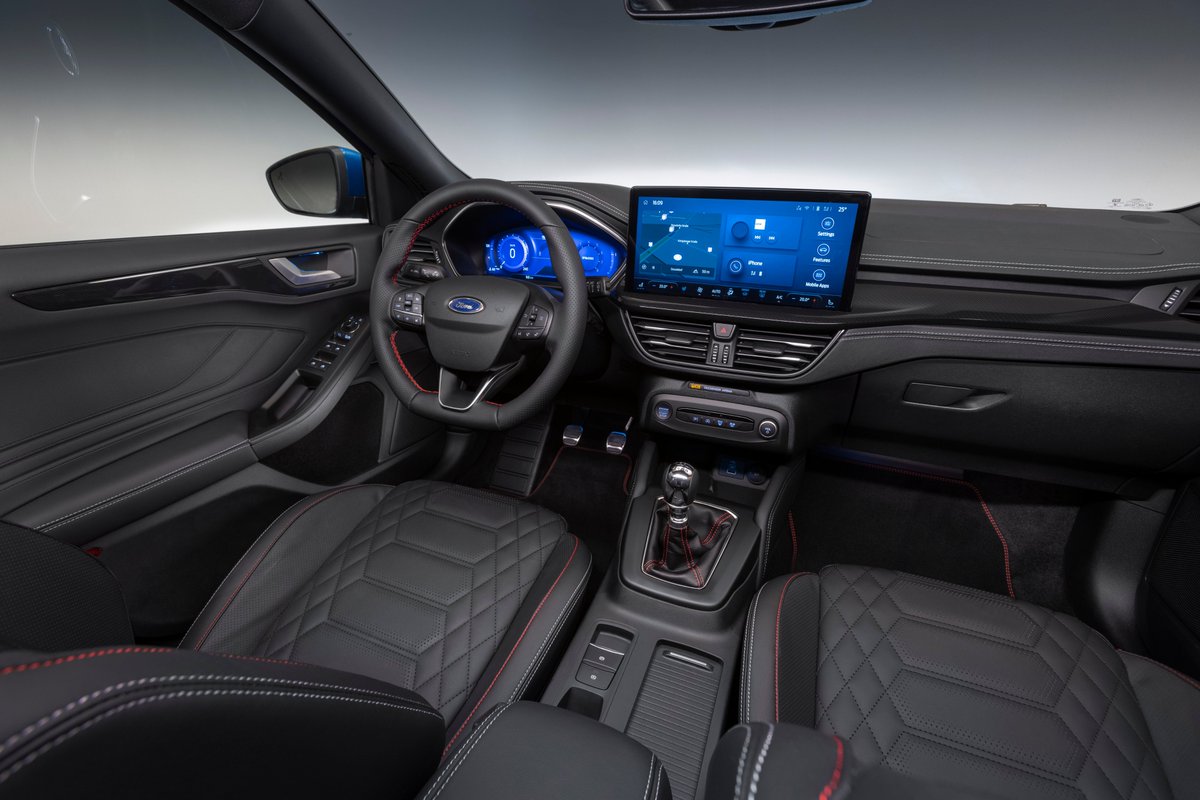 Pablogutauto's tweet photo. El @Ford #Focus presenta un #restyling con un diseño actualizado, faros #PixelLED, pantalla de 13,2" con #SYNC4 y motores EcoBoost #Hybrid con caja Powershift DCT7. Nuevas tecnologías: alerta de ocupante trasero, asistente de ángulo muerto y frenado en cruces. @FordEu @FordSpain https://t.co/K05C2tSdrA