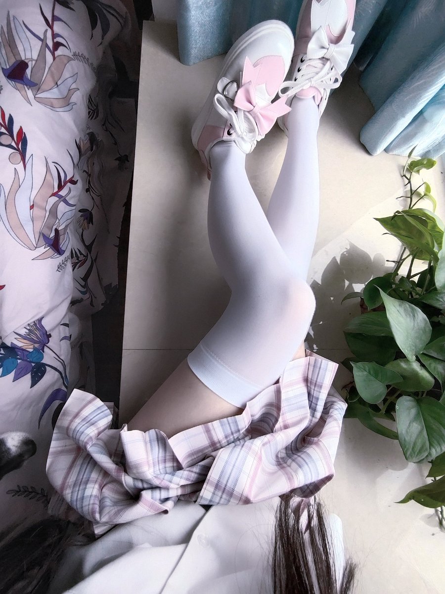 SSS20W0's tweet photo. 你的女朋友已上线啦qwq  #白丝 #腿玩年 #白丝袜 #双马尾 #猫系女友 https://t.co/yi3SUrV1s4