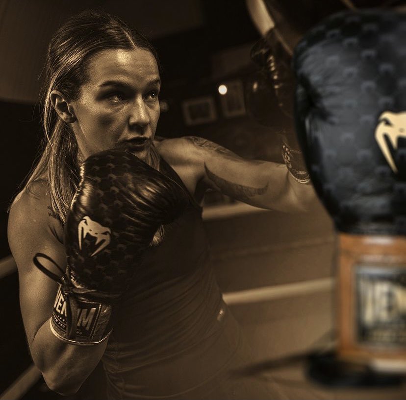 markturner_mgmt's tweet photo. Just about their with sponsors for @TerriHarper96 next fight on 13th November. Terri defends her belts against @alyciambaum at a packed house at Sheffield arena. 

One more sponsor needed. Ideally a #Crypto partner but open to suggestions. 

#crypto #cryptosponsorship #cryptonews https://t.co/YGTWdpFigO
