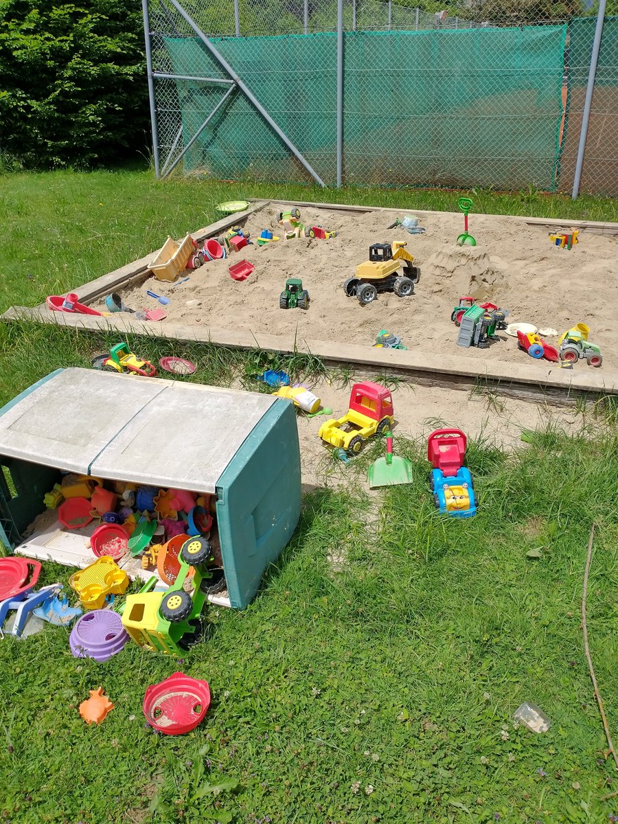 Froschkenig's tweet photo. In Perwang schert sich scheinbar keiner darum das öffentliche Katzenklo sauber zu halten. Sonnensegel oder andere Luxusausstattung sucht man vergebens. #perwang #perwangmeidahoam #Perwangkadahoa #landleben https://t.co/jLdewO2D1u