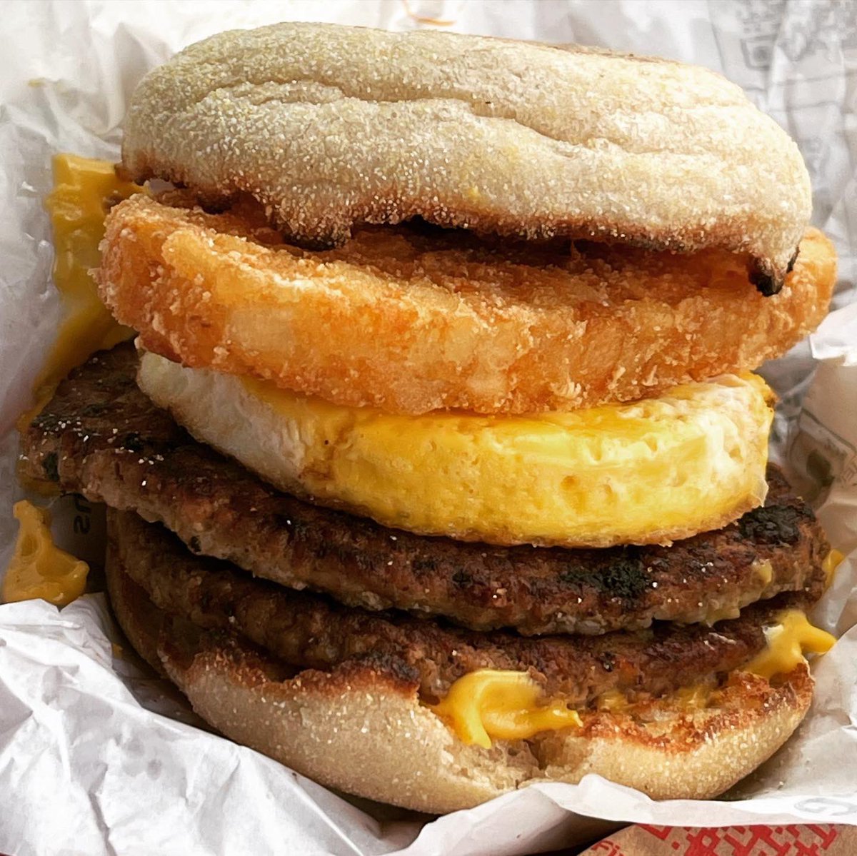 TheGaztronome's tweet photo. The restorative qualities of a @McDonalds #breakfast are not to be sniffed at. #sausageandeggmcmuffin #double #hashbrown #coffee #yes #allkindsofyes https://t.co/msD9mBQVYs