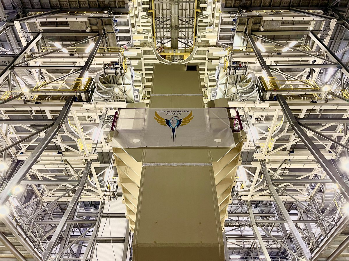 thivallee's tweet image. Jeudi 14 octobre 2021, 5h
La zone de lancement d’Ariane 6 🚀 se réveille : l’équipe de nuit de #Cegelec et #SNER va bientôt quitter les lieux qui vont être évacués aujourd’hui pour dérouler les chocs thermiques des lignes cryogéniques LH2.