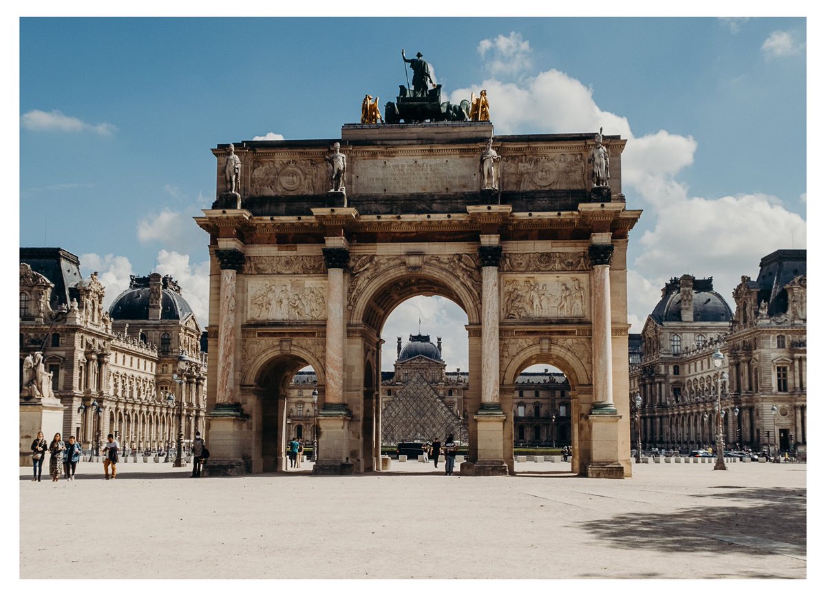 Incapsulated in time. 
Paris, September 2020.

Seeing these popular tourist spots so empty was pretty eerie but having all this place for myself (& occasional pigeon 🐦) was pretty dope. 

#paris #streetphotography #urbanstreets