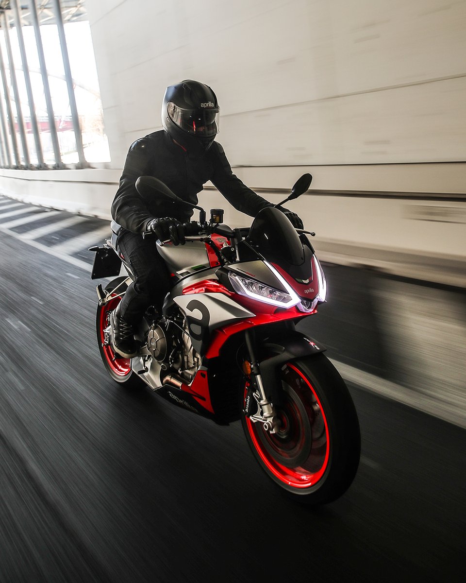 Stunning shapes that won't go unnoticed🔥

Choose from...

⬛️ Concept Black

⬜️ Iridium Grey

🟨 Acid Gold 

These are exclusive colours only available for the 660 range ⚡️

Which is your colour? 🔥

Discover the incredible design of the #Tuono 660 here 👉 bit.ly/3mMzlqS