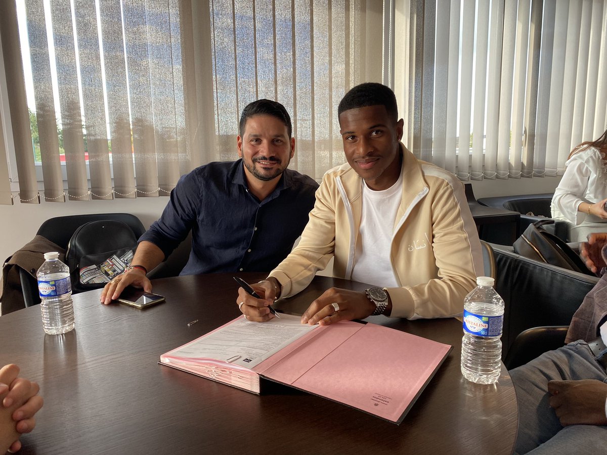 ✍🏻📃 Fier de vous annoncer la signature du premier contrat professionnel de Ndri Philippe KOFFI @ndrikoffi27 pour les 3 prochaines saisons au sein du <a href="/StadeDeReims/">Stade de Reims</a> 🔴⚪️ <a href="/ligue1ubereats/">Ligue1UberEats</a> 
Une nouvelle fois, merci à toi, à ta famille et au club pour la confiance accordée.