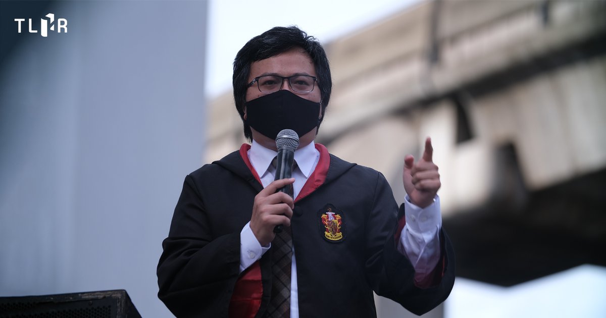 TLHR2014's tweet photo. วันนี้ มีรายงานว่าอัยการได้สั่งฟ้องคดี #ม112 ของอานนท์ นำภา จากกรณีปราศรัยในคดีแฮรี่พอตเตอร์ 2 ต่อศาลอาญากรุงเทพใต้

ขณะที่แม่ของอานนท์ได้ยื่นขอประกันตัวเขาในคดี #ม112 2 คดี ที่เขาถูกออกหมายขังที่ศาลอาญา ขณะนี้กำลังรอคำสั่งศาล

อานนท์ถูกขังมาแล้ว 64 วัน https://t.co/c0l8gXrBlI
