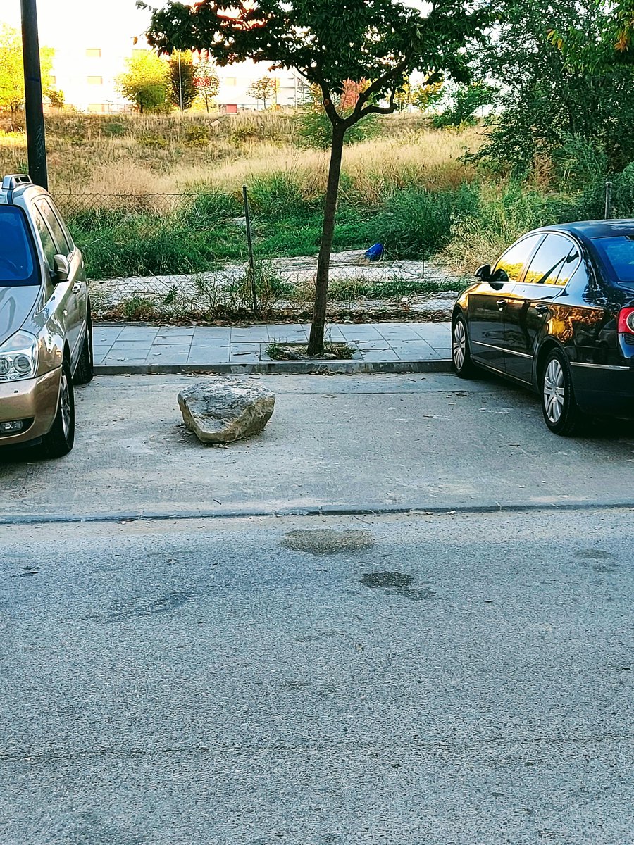 Getafin's tweet photo. En la calle del socialista Ramón Rubial nº 53, frente al edificio SUITE GETAFE (el ático tiene buena pinta) hay una roca revolucionaria (será el nombre de la calle que incita) que, observando su inmovilidad, se ve que no se va a mover hasta que vengan los de la UIP y la levanten. https://t.co/1TQtUc2VmG