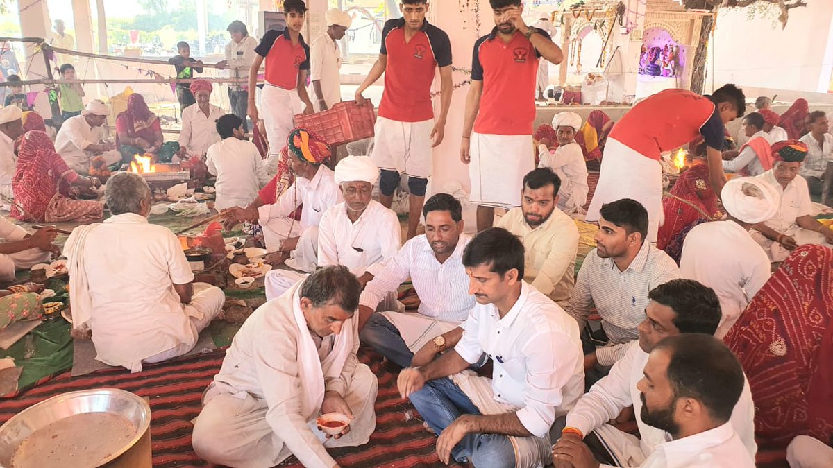 आज चंदवाजी, सुन्दरकाबास गाँव में आयोजित सत्यवादी श्री वीर तेजाजी महाराज के 21 कुंडीय महायज्ञ में पहुँचकर भक्तजनों से मुलाकात की और वीर तेजाजी महाराज का आशीर्वाद लेकर आप सभी की सुख-समृद्धि और खुशहाली की कामना की।