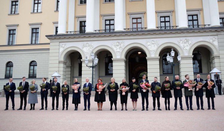 I dag hadde regjeringen Solberg sitt siste statsråd på Slottet. Kongen innvilget da avskjedssøknaden fra Erna Solbergs regjering og Jonas Gahr Støres regjering ble utnevnt. Les mer: regjeringen.no/id2877192/ Foto: NTB kommunikasjon/Statsministerens kontor