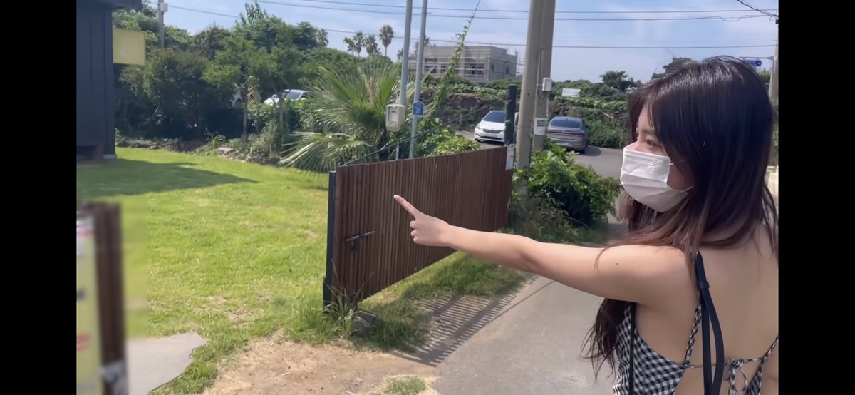 hyewonprofile's tweet image. 아니 이 여자 뭘 입고 돌아다닌거냐노.