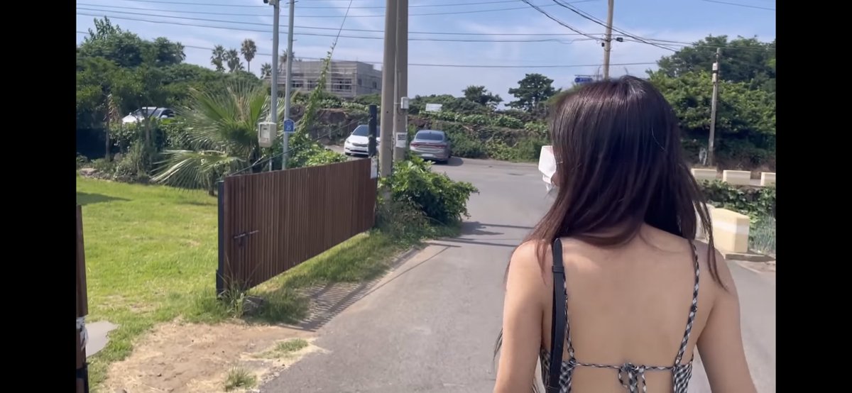 hyewonprofile's tweet image. 아니 이 여자 뭘 입고 돌아다닌거냐노.