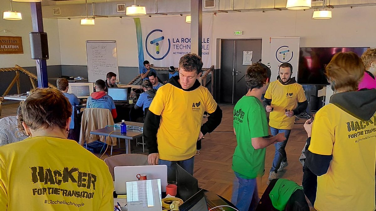 datactivi_st's tweet photo. Pendant le #BBoost, 6 équipes d'étudiant·es de #LaRochelle planchent sur les données de #mobilité pour aider à la transition.
Notre coopérateur @SylvainLapoix et son acolyte @LeGallRomain animent le #hackathon for transition de @LRTechnopole à 2 pas de l'Encan ! https://t.co/ORS4Pnc6fj