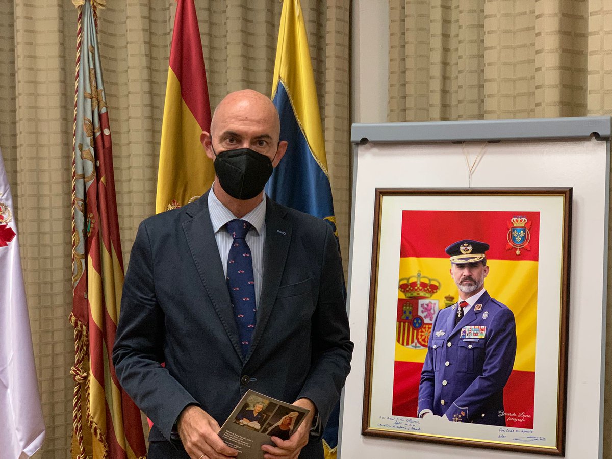 JosGOSALBEZ1's tweet photo. ⭕ | En la exposición fotográfica de S.M Felipe VI.
Exposición de treinta imágenes de SM Felipe VI, organizada por la Hermandad Nacional Monárquica de España.
Mi apoyo total a la monarquía parlamentaria como forma de gobierno en España
Gran trabajo #GerardoLucio
#HMNE https://t.co/x8vUrWQ2K2