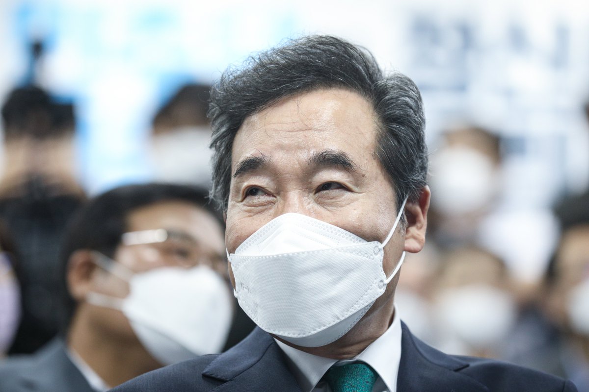 여러분은 민주당을 사랑하는 분들입니다. 민주당의 가치, 민주당의 정신. 지켜주셔야 합니다. 그것은 끊임없이 도전받게 되어있습니다. 그러나 여러분이 중심을 잡고 지켜주시면 그것은 영속할 수 있습니다. 그 과정에서 여러분께 부탁말씀 드리겠습니다.