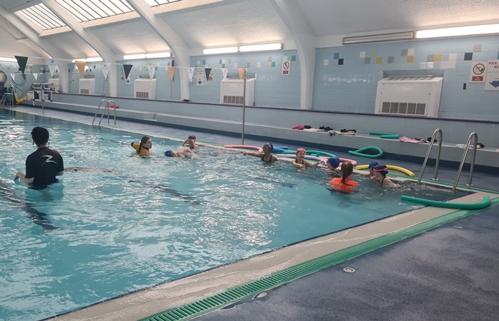 Making fantastic use of our onsite pool, three students have elected to help with swimming lessons for Year 2 pupils as part of Sixth Form Enrichment. They are excellent in their roles, engaging wonderfully with the younger girls. 

#sixthform #wholeschool #weareEHS #edgbaston