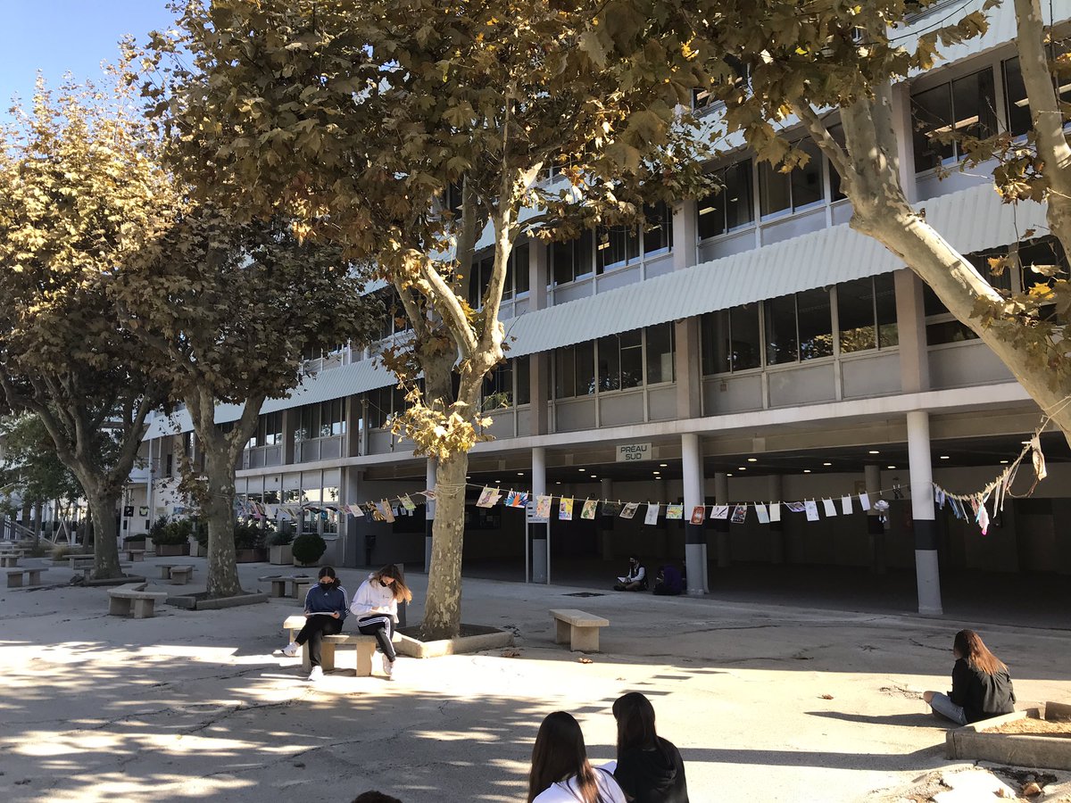 Accrochage #lagrandelessive au lycée Beaussier#compétence exposer travail collaboratif @igartsplastique  <a href="/JR_Arts_06/">JRarts J.Rouch</a> <a href="/CroisonnierH/">Croisonnier Hélène</a> <a href="/LyceeBeaussier/">Lycee_Beaussier</a>
