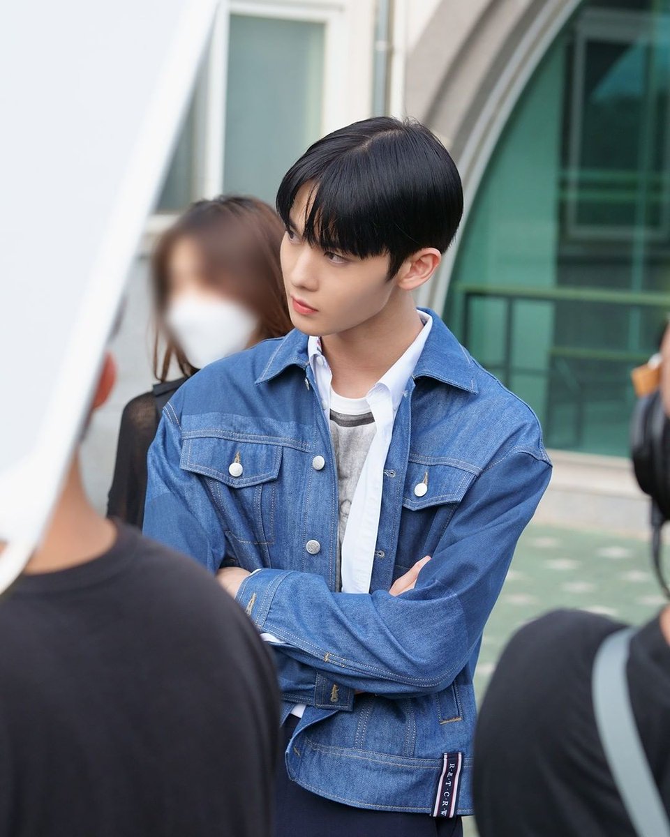 zinyeongbae's tweet photo. just some of pictures behind the filming for my upcoming webdrama 'User Not Found' that KokTV uploaded on Instagram! look at Jinyoungie transformed into Shin Yijun. ✨ https://t.co/RtrNzKPysv