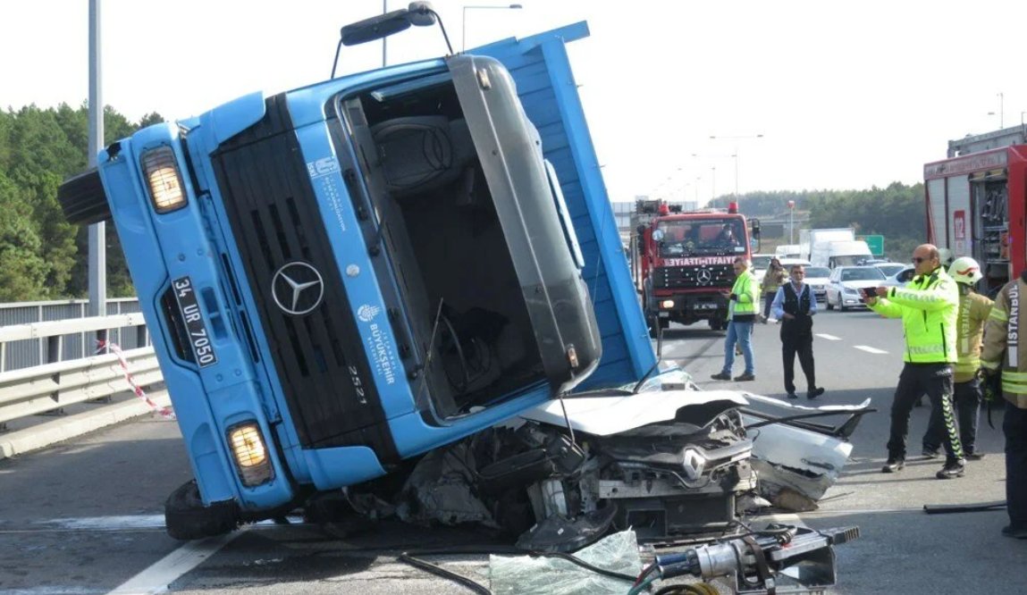 Kuzey Marmara Otoyolu'nda feci kaza bit.ly/2X9D3SA