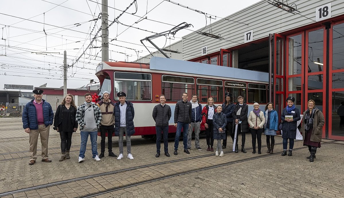 Bei einer symbolischen Übergabe erhielten die vier ausgewählten Projekte den Zuschlag für jeweils einen der ausgemusterten Stadtbahnwagen. Foto: Freiburger Verkehrs AG (VAG)