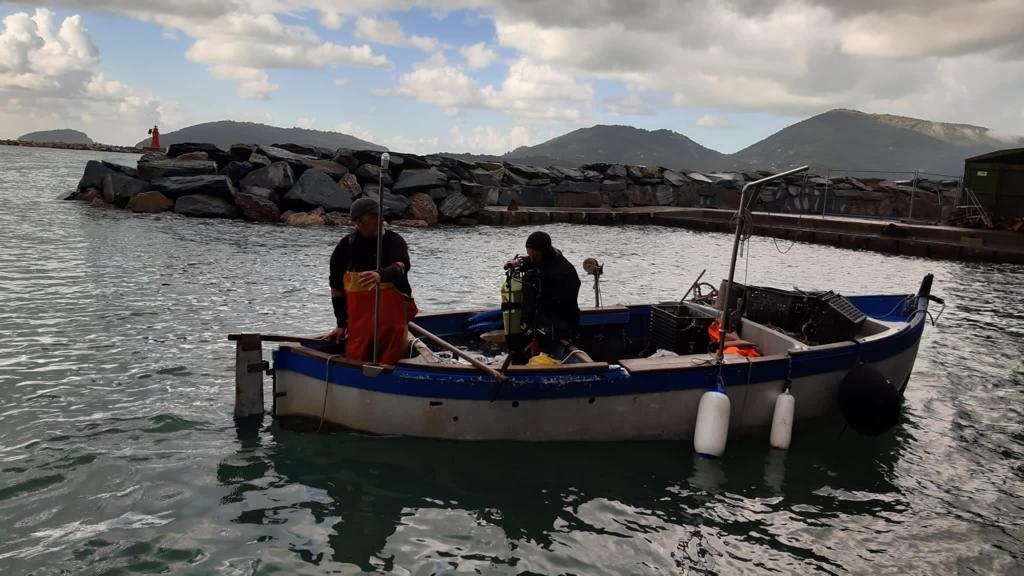 ENEAOfficial's tweet photo. #WSense con @SapienzaRoma e #SmartBay #SantaTeresa, la piattaforma di ricerca promossa da #ENEA installa sensori hi-tech nella baia di Santa Teresa e nel golfo di La Spezia per monitorare temperatura, salinità, correnti, ossigeno e studiare gli effetti del #cambiamentoClimatico https://t.co/g9sIMjfPFB