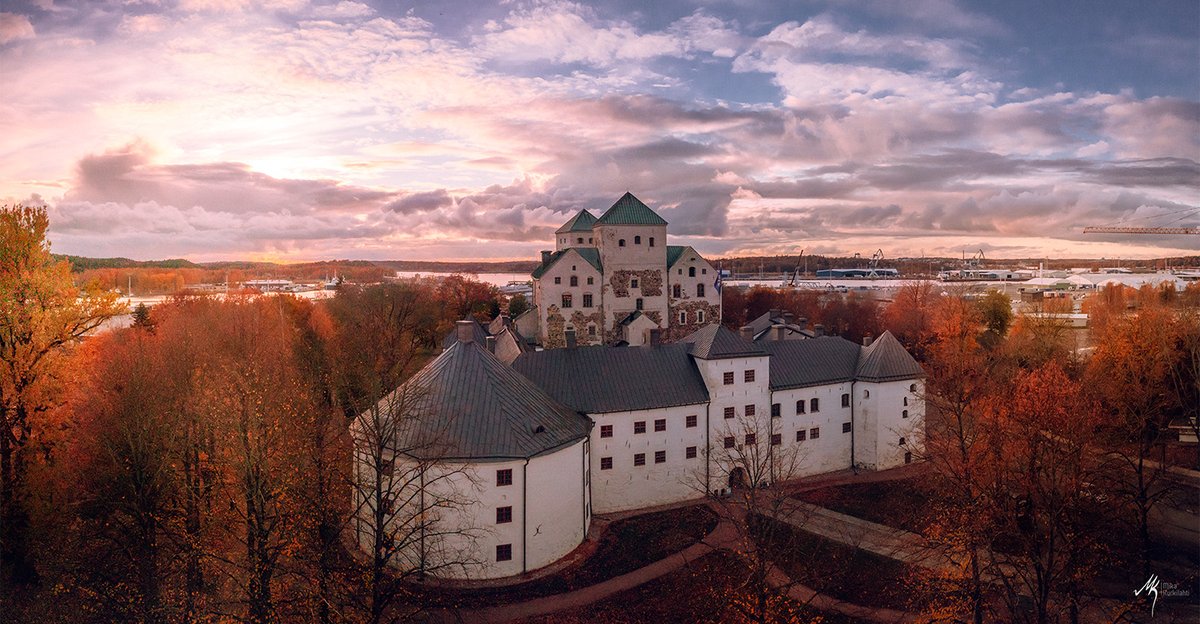 MikaKurkilahti's tweet photo. Syksy saapuu Turun linnaan. Eilen illalla aurinko jaksoi loistaa pilvipeitteen lävitse.
#Turku #VisitTurku #Turunlinna #turkucastle #dronephotography #AutumnColors #Autumnvibes https://t.co/xhxNmXB68P