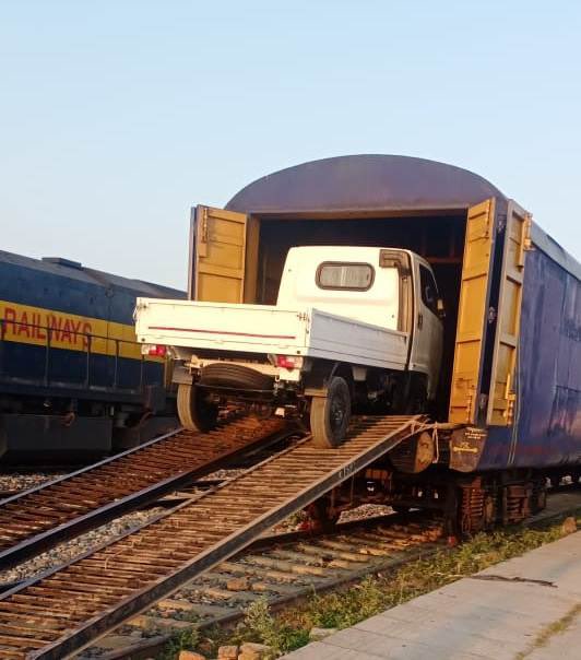 RailMinIndia's tweet photo. निर्यात को बढ़ावा दे रही भारतीय रेल:

पूर्वोत्तर रेलवे के इज्जतनगर मंडल के हल्दी रोड स्टेशन से बांग्लादेश के बेनापोल के लिए 100 मिनी ट्रक की लोडिंग की गई।

 #HungryForCargo https://t.co/EJpJAwC4iS