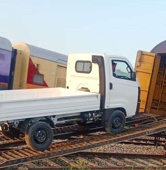 RailMinIndia's tweet photo. निर्यात को बढ़ावा दे रही भारतीय रेल:

पूर्वोत्तर रेलवे के इज्जतनगर मंडल के हल्दी रोड स्टेशन से बांग्लादेश के बेनापोल के लिए 100 मिनी ट्रक की लोडिंग की गई।

 #HungryForCargo https://t.co/EJpJAwC4iS