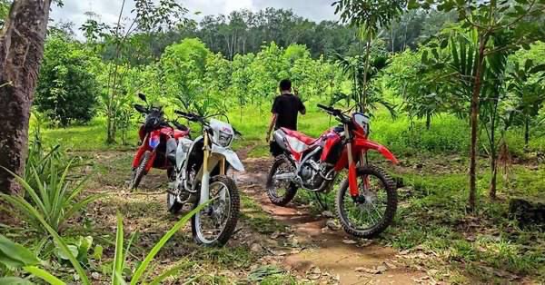 Junta terrorists abducted six freelance motorcycle riders in their 20s at Ye township, Mon State at 5pm on Oct13. Their motos were also confiscated &amp; currently held in ward office. #AcceptNUG_RejectMilitary 
#WhatsHappeningInMyanmar
#Oct14Coup