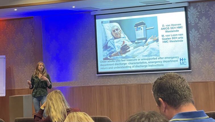 EDdocsHMC's tweet photo. Kom dat zien. Top praatje van Daphne van Hooven over de oudere patiënt.
#DEMC2021 #DEMC21 #DEMC #NVSHA @MerelvanLoon https://t.co/t6cja3GJiZ