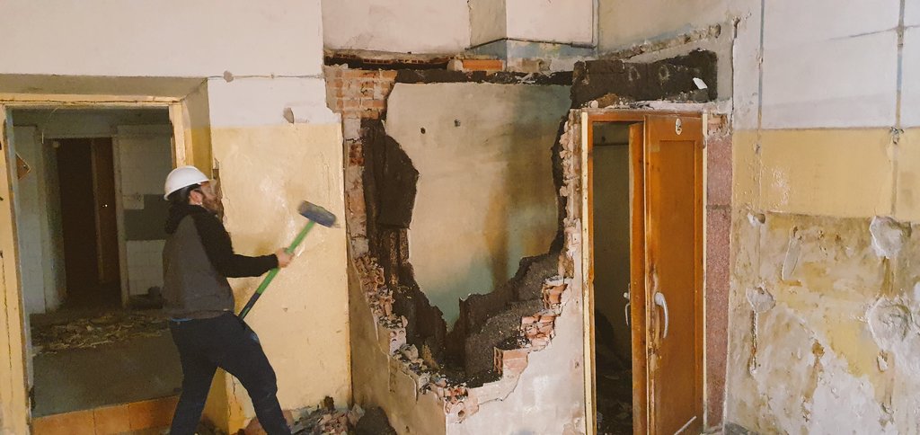 ElRefugiCoop's tweet photo. 📌Obrir una llibreria esport de risc?😱😱😱😱😱Vinga, que això ja va! #FemPossibleElRefugi #llibreria📚#cooperativa🛠#pensamentcrític✊ https://t.co/sbJZGmwrFo
