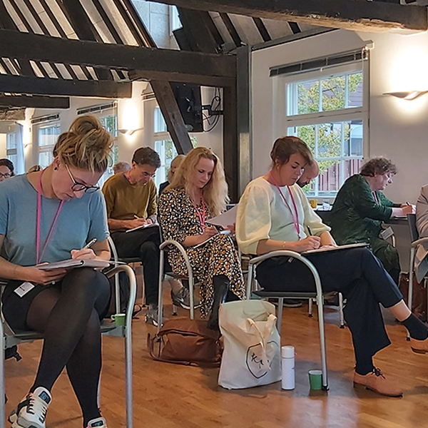 Direct duidelijk communiceren via tekst en beeld. Marjolijn van Leeuwen geeft er vandaag een workshop over #hettaalcongres