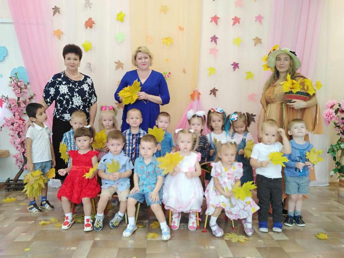 Наступила осень, 
Пожелтел наш сад. 
Листья на берёзе 
Золотом горят. 
Не слыхать весёлых 
Песен соловья. 
Улетели птицы 
В дальние края.