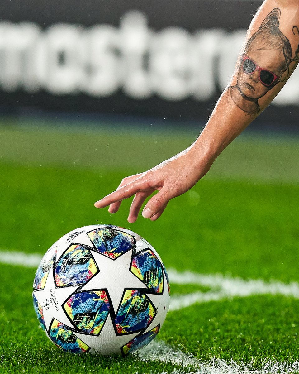 realmadrid's tweet photo. 🤔 ¿Quién es? https://t.co/OpxVuSmjV7