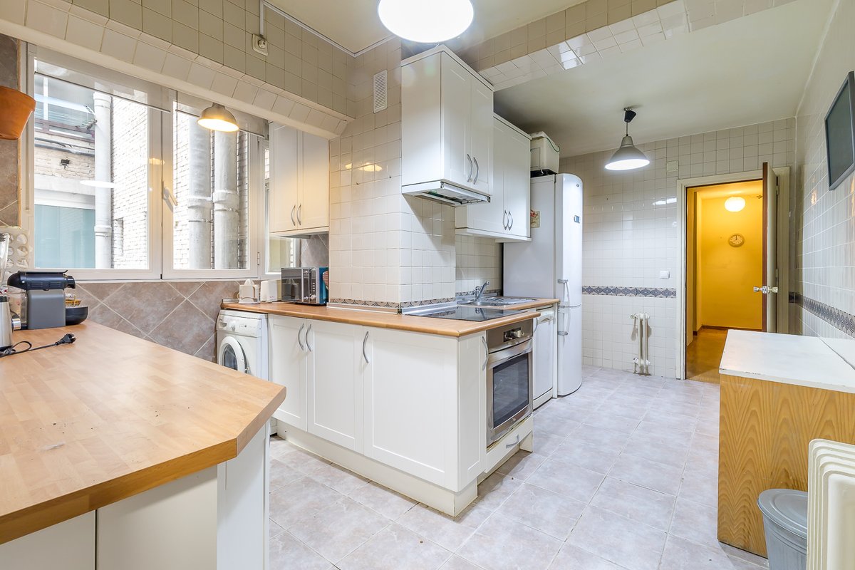 #SeVende amplio #piso exterior con terraza, cuatro habitaciones y tres baños, con plaza de #garaje opcional y trastero en distrito de #Retiro, barrio de #LaEstrella.
idealista.com/inmueble/95580… #Inmobiliaria #Madrid