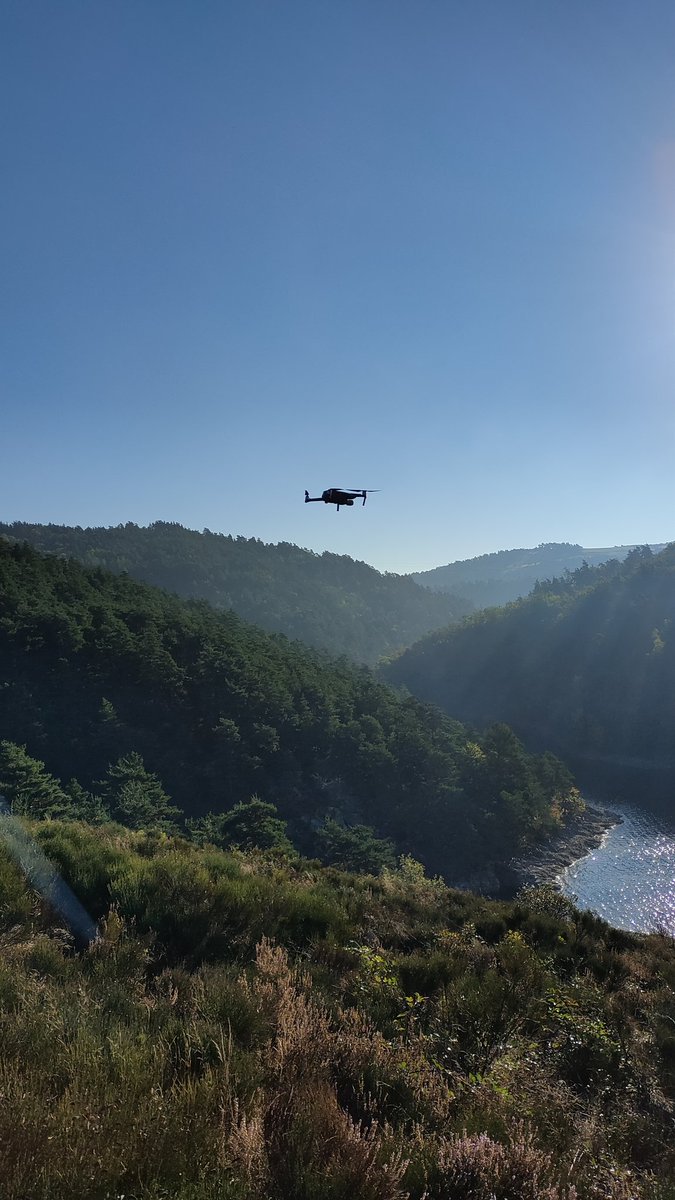3°C, de l'humidité... mais un paysage magnifique, ce matin, pour une séance de prises de vue par drone dans les Gorges de la Loire avec Aurélien Fournier. La vidéo pour la #biennaleDesign22 va s'enrichir !