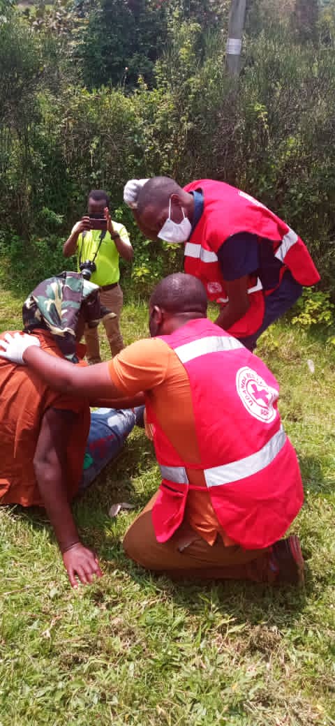 UgandaRedCross's tweet photo. Emergency response to casualities involved in an accident at Rugando Rwampala mid-morning today.
On site care done (first aid) and referrals being made for cases that can't be managed on site.
#FirstAidSavesLife
#EMS
@MinofHealthUG https://t.co/sDNkxv89yr