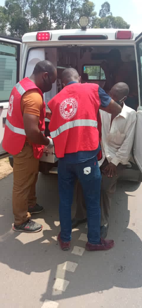 UgandaRedCross's tweet photo. Emergency response to casualities involved in an accident at Rugando Rwampala mid-morning today.
On site care done (first aid) and referrals being made for cases that can't be managed on site.
#FirstAidSavesLife
#EMS
@MinofHealthUG https://t.co/sDNkxv89yr