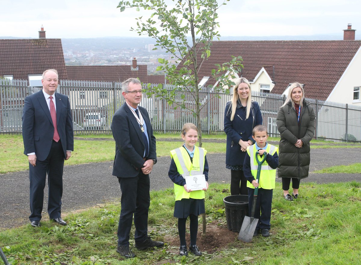 QGCanopy's tweet image. Known for its picturesque views over #Belfast, Ballysillan Primary School recently planted a #QGCCelebrationTree gifted by the #queensgreencanopy 🌱

Dawson Stelfox MBE DL joined children from @Ballysillanps1 to plant the beautiful pear tree 🌳

➡️ queensgreencanopy.org/map-education-…