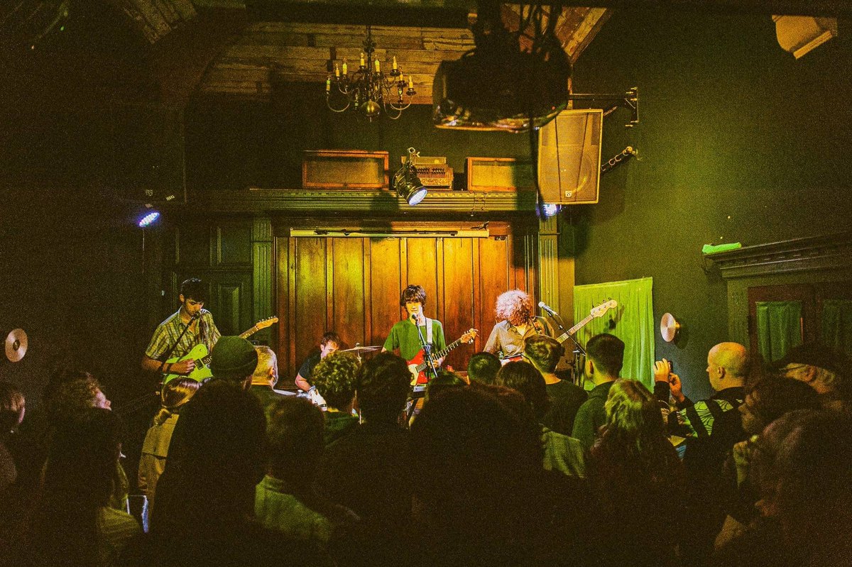 nowwave's tweet photo. .@LoungeSocietyHB WOWING @thecastlehotel LAST NIGHT. THEY ARE BACK FOR ROUND TWO TONIGHT. #theloungesociety #nowwave https://t.co/SWGOLINN1k