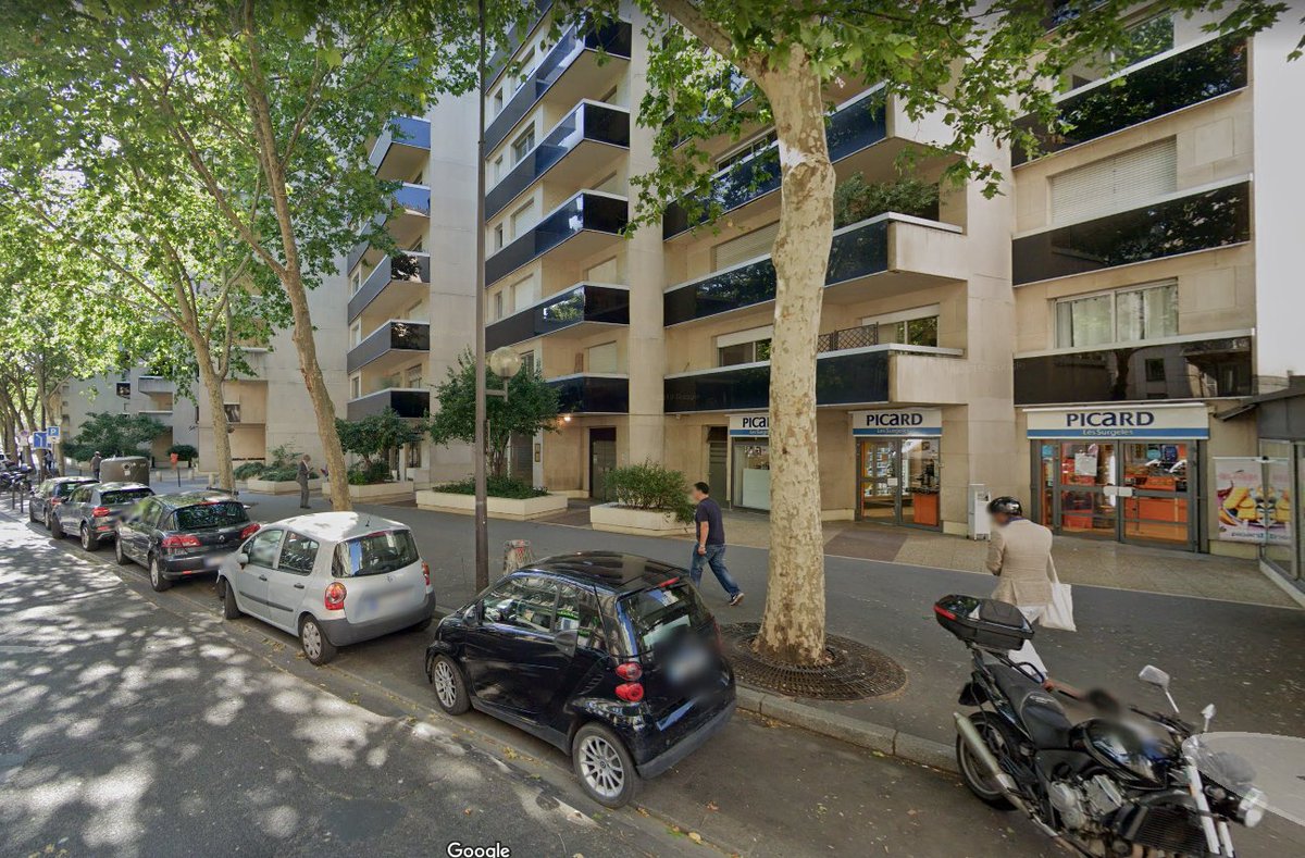 ParisienneRg's tweet photo. Les pieds d'arbres, un thread ⤵️

Paris 16e, rue d'Auteuil
Avant, il y avait des grilles d'arbres typiques dans cette rue. Aujourd'hui c'est fini. 

Partout dans Paris, j'en ai marre de voir le superbe mobilier urbain de ma ville disparaître, et son identité avec. 

#saccageparis https://t.co/sa0Zv9AeTo
