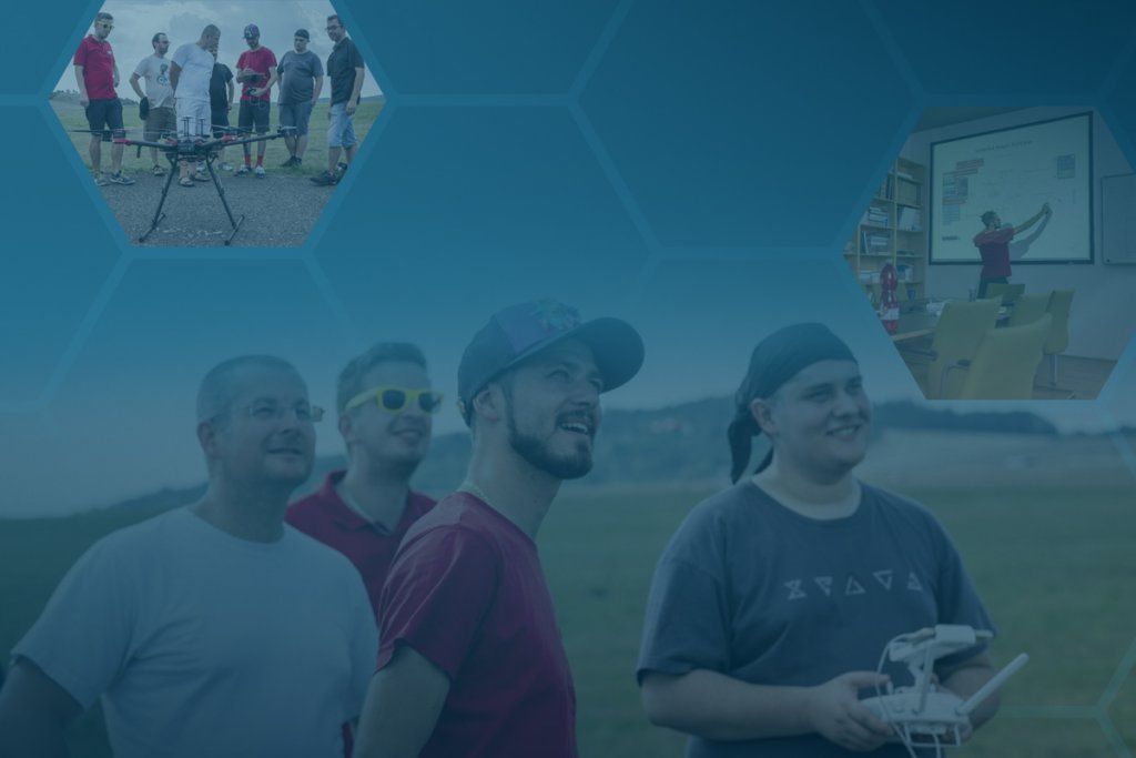 DronProcz's tweet photo. Hledáte novou životní dráhu? 🧐 Přečtěte si zkušenosti účastníků našeho rekvalifikačního kurzu #pilotdronu a přihlaste se taky! Uděláte tak první krok k 👉https://t.co/irKCX9Qb5W 👈 #dronpro #dreamjob https://t.co/VFPU9hGBVN