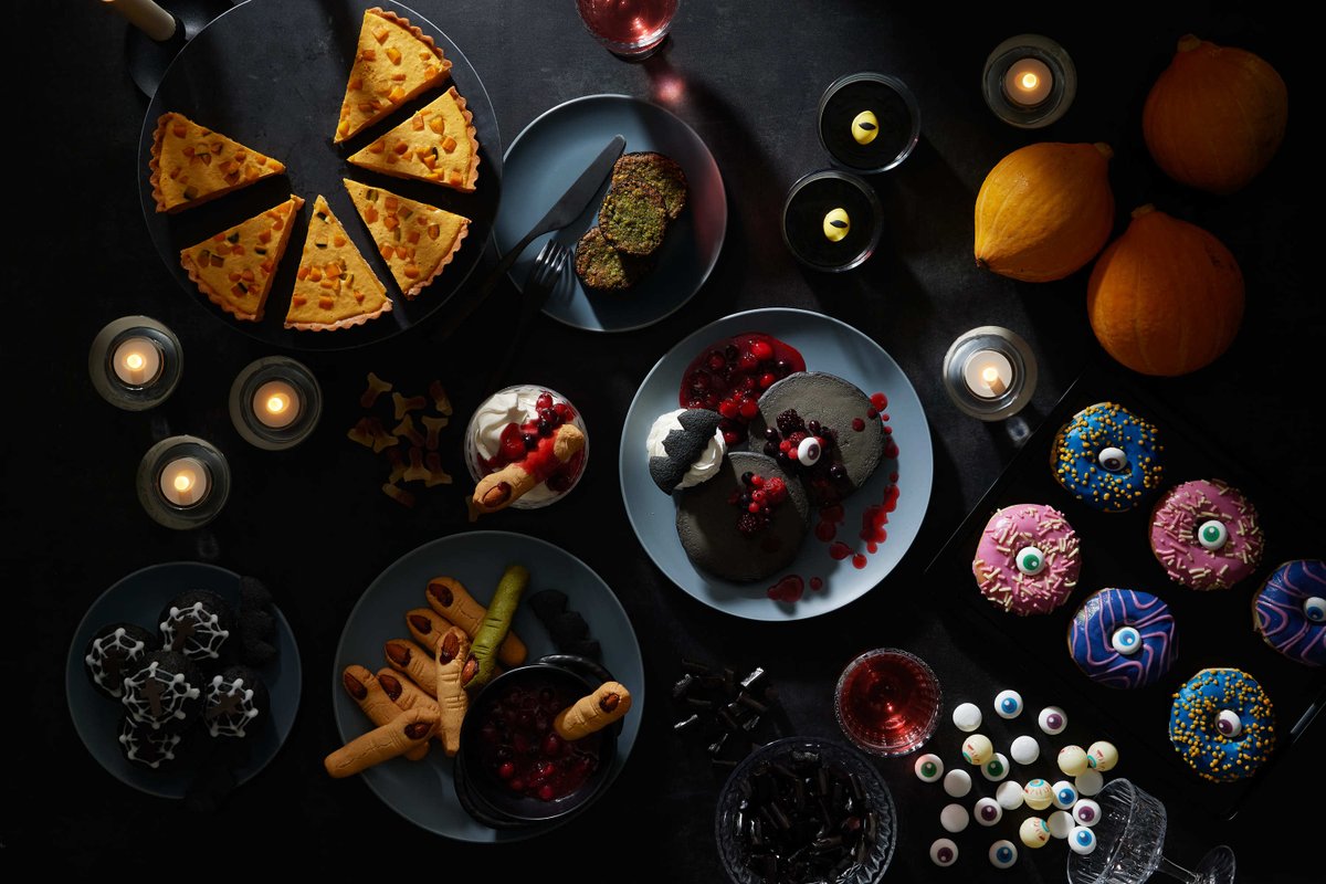 <a href="/ikeajapan/">閉店した商業施設</a> has released a #spooktacular dessert menu for Halloween 🎃 Featuring black pancakes, eyeball doughnuts, finger-shaped cookies &amp; more! ow.ly/A2Nl50God0s 
#halloween #desserts