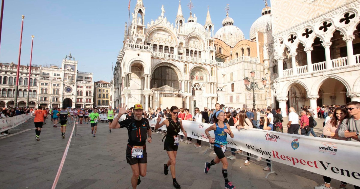 TurismoVeneto's tweet photo. #SavetheDate
🏃 🏃♀️Il 24 ottobre non perderti l’appuntamento con la @Venicemarathon . Una sfida tra i luoghi più suggestivi del veneziano dove ciò che conta davvero è la resistenza. E tu la correrai?
Info: https://t.co/X0GEPJKPYp
#VisitVeneto #RunningVenice @veneziaunica https://t.co/OPhGfJQDFY